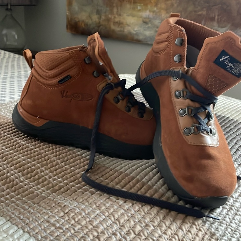 Women’s Vasque hiking boots new